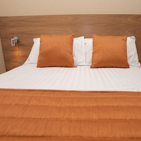 Eagle Hotel Luton Airport Buitenkant foto