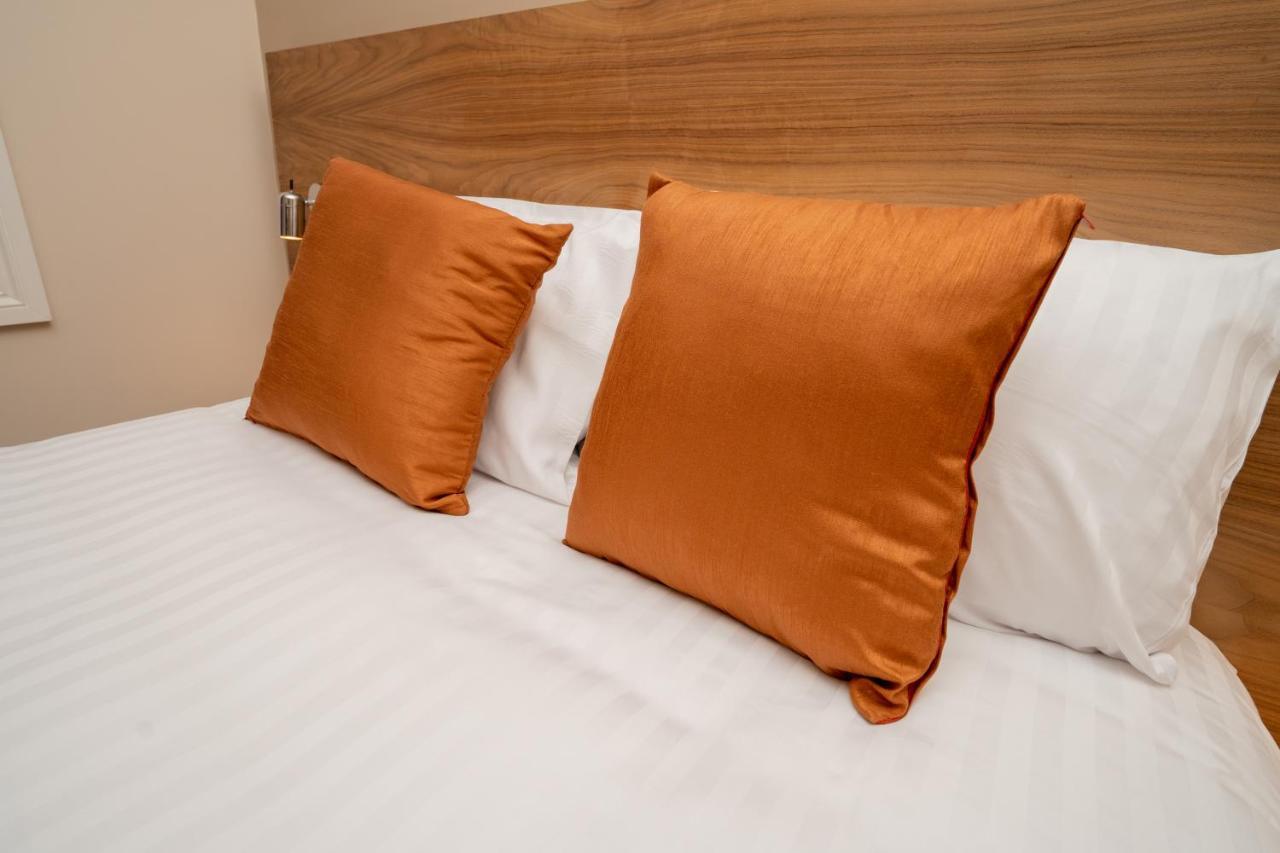 Eagle Hotel Luton Airport Buitenkant foto