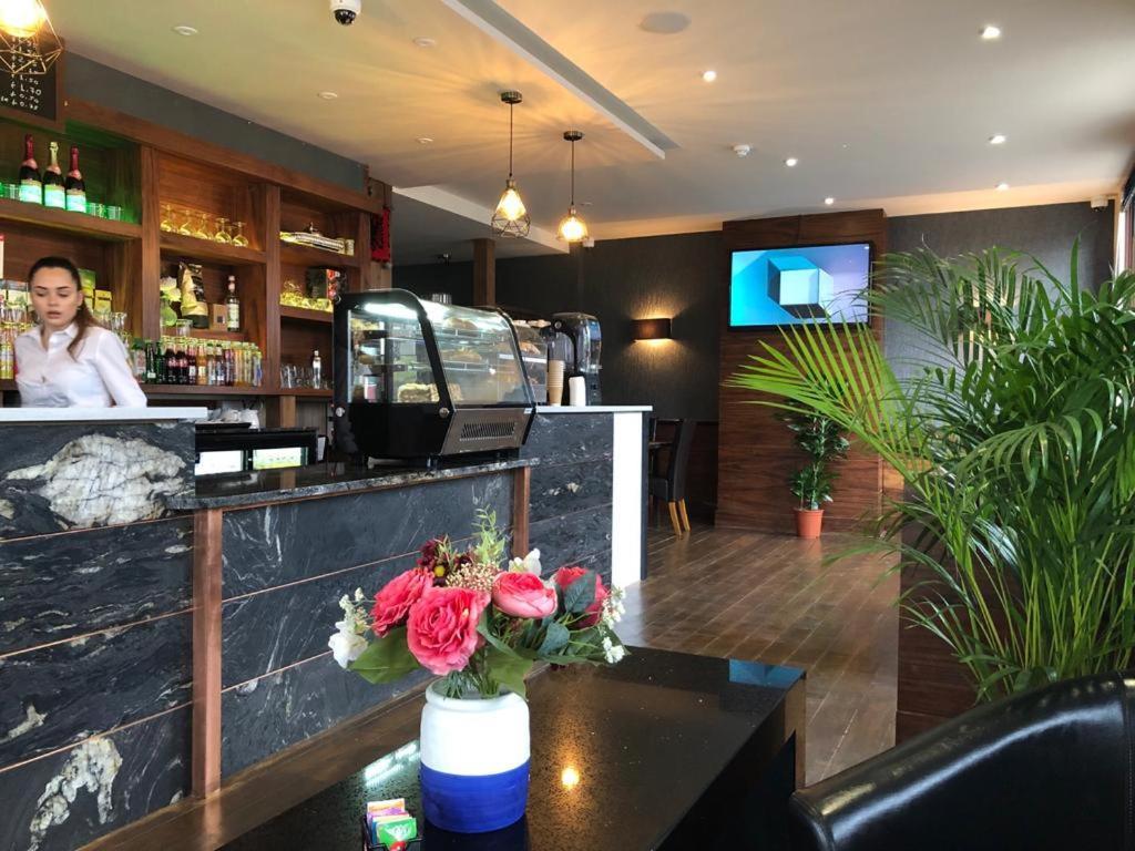 Eagle Hotel Luton Airport Buitenkant foto